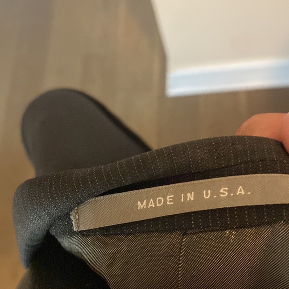 Beautiful Grey pinstriped Hickey Freeman Suit.  44 long pants 36x31. - Picture 2 of 7